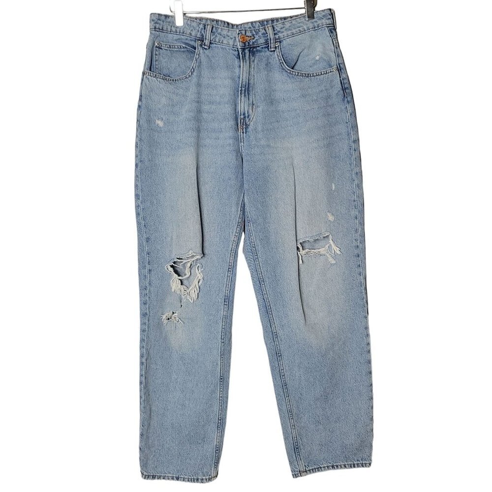 Light Wash Distressed Women’s Jeans